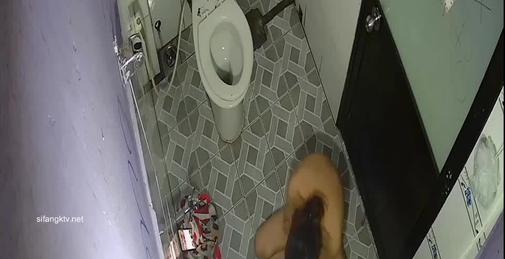 咸湿房东浴室偷装摄像头偷拍 身材不错的租客小姐姐一边洗澡一边看视频